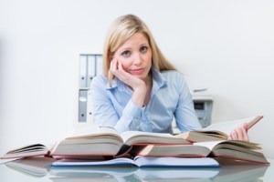 junge frau lernt für eine prüfung